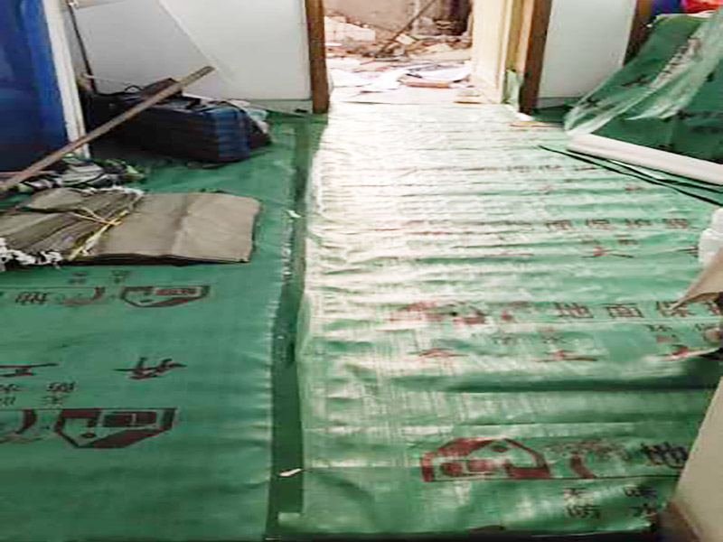 家具保護施工：遠離裝修區域的家居不需要過度防護，只需使用防塵塑料膜布遮蓋即可。地板保護，地板保護需要使用pvc+棉保護膜 （薄的保護膜會在裝修過程中踩壞），沿墻邊使用家較寬的地板專用膠帶密封。家居保護只需要使用普通pvc保護膜即可，注意下方要留足保護膜遮蓋下方地板。門窗保護:使用無紡布門窗保護膜，裁剪適當大小貼在窗戶上級窗戶框上即可。門使用pvc保護膜。小的突起如電源插座，使用保護膜覆蓋用較窄的地板專用膠帶密封。 注意：所有的密封都不要貼到需要粉刷裝修的墻面上。