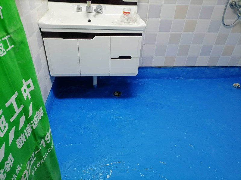 衛(wèi)生間地面防水:刷第一遍防水涂料。施工前確保工地干凈，干燥，防水涂料要涂滿，無遺漏，與基層結(jié)合牢固，無裂紋，無氣泡，無脫落現(xiàn)象。涂刷高度一致，厚度要達(dá)到規(guī)定要求。刷第二遍防水涂料。待第一遍涂料干透后才能進(jìn)行第二遍，具體時(shí)間視涂料而定。間隔時(shí)間太短，防水的效果會(huì)打折扣。鋪保護(hù)層。需在防水涂料表面鋪上保護(hù)層。保護(hù)層要完全覆蓋防水層，無遺漏，與基層結(jié)合牢固，無裂紋，無氣泡，無脫落現(xiàn)象。 閉水試驗(yàn)。閉水試驗(yàn)時(shí)，地面最高點(diǎn)的水不能低于2里面，保存至少24小時(shí)，觀察無滲漏現(xiàn)象后才算合格。如有滲漏，需重做，切莫疏忽大意。