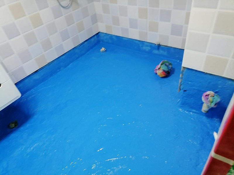 衛(wèi)生間地面防水:刷第一遍防水涂料。施工前確保工地干凈，干燥，防水涂料要涂滿，無遺漏，與基層結(jié)合牢固，無裂紋，無氣泡，無脫落現(xiàn)象。涂刷高度一致，厚度要達(dá)到規(guī)定要求。刷第二遍防水涂料。待第一遍涂料干透后才能進(jìn)行第二遍，具體時(shí)間視涂料而定。間隔時(shí)間太短，防水的效果會(huì)打折扣。鋪保護(hù)層。需在防水涂料表面鋪上保護(hù)層。保護(hù)層要完全覆蓋防水層，無遺漏，與基層結(jié)合牢固，無裂紋，無氣泡，無脫落現(xiàn)象。 閉水試驗(yàn)。閉水試驗(yàn)時(shí)，地面最高點(diǎn)的水不能低于2里面，保存至少24小時(shí)，觀察無滲漏現(xiàn)象后才算合格。如有滲漏，需重做，切莫疏忽大意。