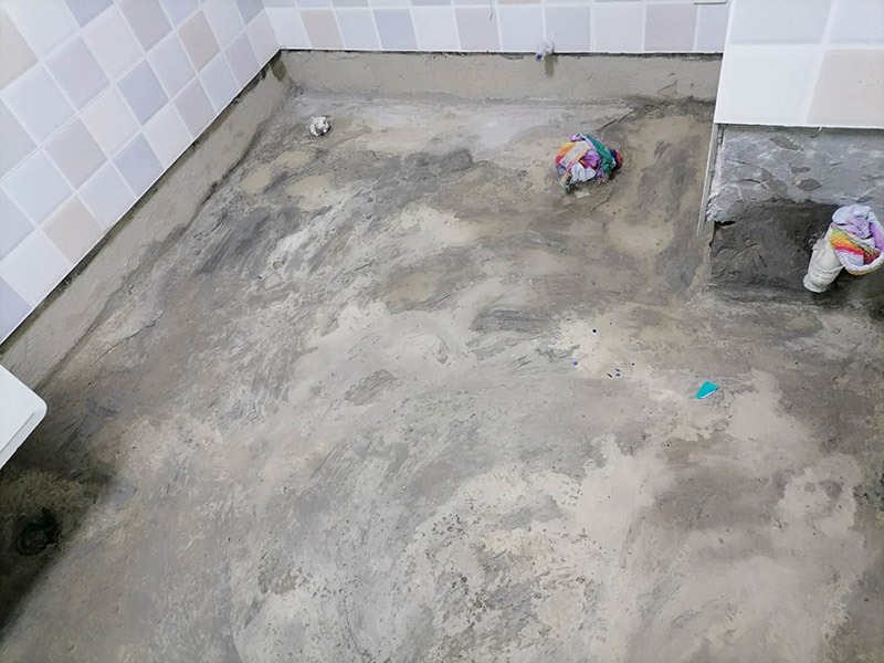 衛(wèi)生間地面防水:刷第一遍防水涂料。施工前確保工地干凈，干燥，防水涂料要涂滿，無遺漏，與基層結(jié)合牢固，無裂紋，無氣泡，無脫落現(xiàn)象。涂刷高度一致，厚度要達(dá)到規(guī)定要求。刷第二遍防水涂料。待第一遍涂料干透后才能進(jìn)行第二遍，具體時(shí)間視涂料而定。間隔時(shí)間太短，防水的效果會(huì)打折扣。鋪保護(hù)層。需在防水涂料表面鋪上保護(hù)層。保護(hù)層要完全覆蓋防水層，無遺漏，與基層結(jié)合牢固，無裂紋，無氣泡，無脫落現(xiàn)象。 閉水試驗(yàn)。閉水試驗(yàn)時(shí)，地面最高點(diǎn)的水不能低于2里面，保存至少24小時(shí)，觀察無滲漏現(xiàn)象后才算合格。如有滲漏，需重做，切莫疏忽大意。