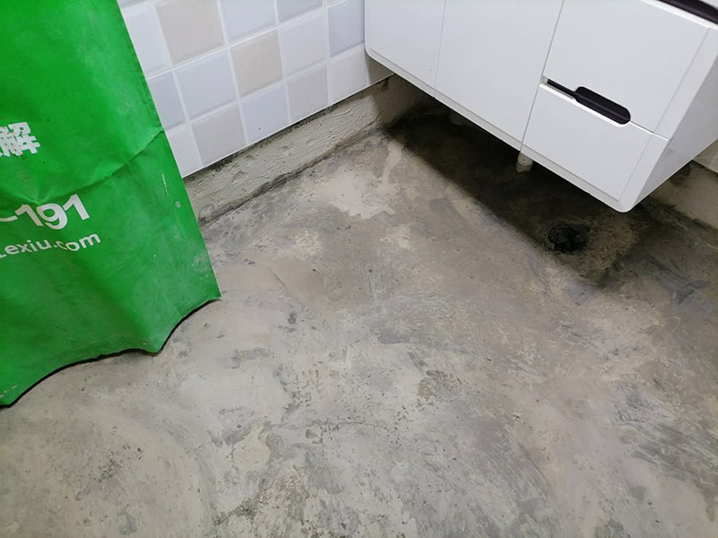 衛(wèi)生間地面防水:刷第一遍防水涂料。施工前確保工地干凈，干燥，防水涂料要涂滿，無遺漏，與基層結(jié)合牢固，無裂紋，無氣泡，無脫落現(xiàn)象。涂刷高度一致，厚度要達(dá)到規(guī)定要求。刷第二遍防水涂料。待第一遍涂料干透后才能進(jìn)行第二遍，具體時(shí)間視涂料而定。間隔時(shí)間太短，防水的效果會(huì)打折扣。鋪保護(hù)層。需在防水涂料表面鋪上保護(hù)層。保護(hù)層要完全覆蓋防水層，無遺漏，與基層結(jié)合牢固，無裂紋，無氣泡，無脫落現(xiàn)象。 閉水試驗(yàn)。閉水試驗(yàn)時(shí)，地面最高點(diǎn)的水不能低于2里面，保存至少24小時(shí)，觀察無滲漏現(xiàn)象后才算合格。如有滲漏，需重做，切莫疏忽大意。