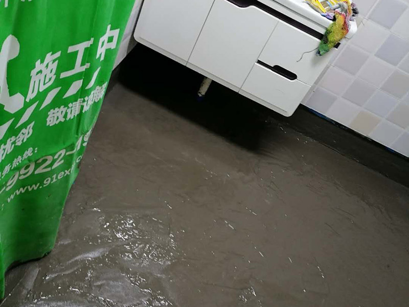 衛(wèi)生間地面防水:刷第一遍防水涂料。施工前確保工地干凈，干燥，防水涂料要涂滿，無遺漏，與基層結(jié)合牢固，無裂紋，無氣泡，無脫落現(xiàn)象。涂刷高度一致，厚度要達(dá)到規(guī)定要求。刷第二遍防水涂料。待第一遍涂料干透后才能進(jìn)行第二遍，具體時(shí)間視涂料而定。間隔時(shí)間太短，防水的效果會(huì)打折扣。鋪保護(hù)層。需在防水涂料表面鋪上保護(hù)層。保護(hù)層要完全覆蓋防水層，無遺漏，與基層結(jié)合牢固，無裂紋，無氣泡，無脫落現(xiàn)象。 閉水試驗(yàn)。閉水試驗(yàn)時(shí)，地面最高點(diǎn)的水不能低于2里面，保存至少24小時(shí)，觀察無滲漏現(xiàn)象后才算合格。如有滲漏，需重做，切莫疏忽大意。