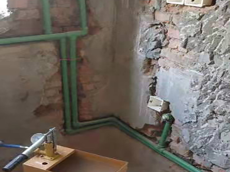 新裝水管打壓測試：堵住內(nèi)所有的堵頭，并將進(jìn)水容總管的閥門關(guān)閉。測壓時(shí)，把千斤頂?shù)膲簵U搖至壓力表的0.9-1.0之間，也就是說測壓試驗(yàn)的壓力要是正常水壓的3倍左右。同材質(zhì)的水管，其的測壓試驗(yàn)的時(shí)間是不同的，焊接管的測壓一般是30分鐘，而非焊接管的測壓一般4小時(shí) 如果出現(xiàn)了測壓器表針下降、變動(dòng)等現(xiàn)象，則說明水管的連接不緊密，重新安裝。