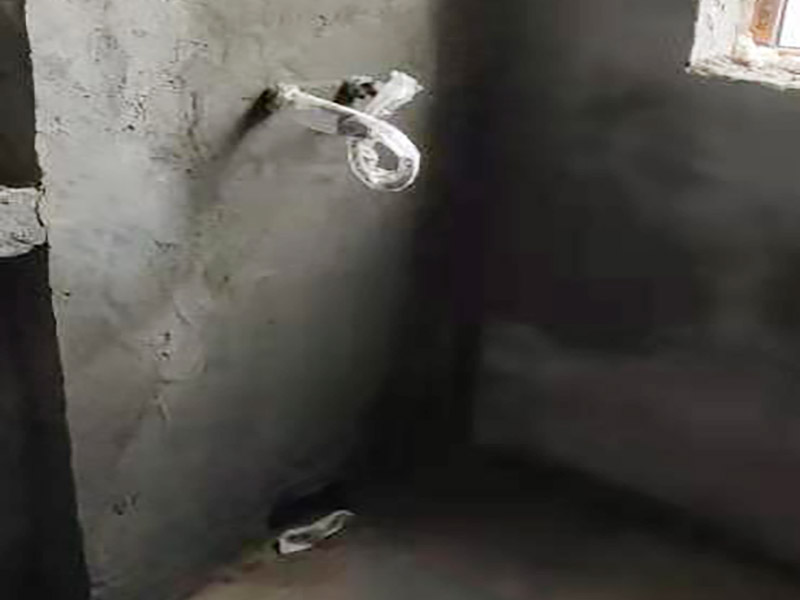 廚房抹灰防水施工：清理基層：將墊層上松散的混凝土、砂漿等清洗干凈，凸出的鼓包剔除。 刷水泥素漿：配合比為水泥∶防水油=1∶0.03(重量比)，加上適量水拌合成粥狀，鋪攤在地面上，用掃帚均勻掃一遍。 抹底層砂漿：底層用1∶3水泥砂漿，摻入水泥重3%～5%的防水粉。拌好的砂漿倒在地上，用杠尺刮平，木抹子順平，鐵抹子壓一遍。 刷水泥素漿：常溫間隔1d后刷水泥素漿一道，配合比為水泥∶防水油=1∶0.03(重量比)加適量水。 抹面層砂漿：刷水泥素漿后，接著抹面層砂漿，配合比及做法用底層。