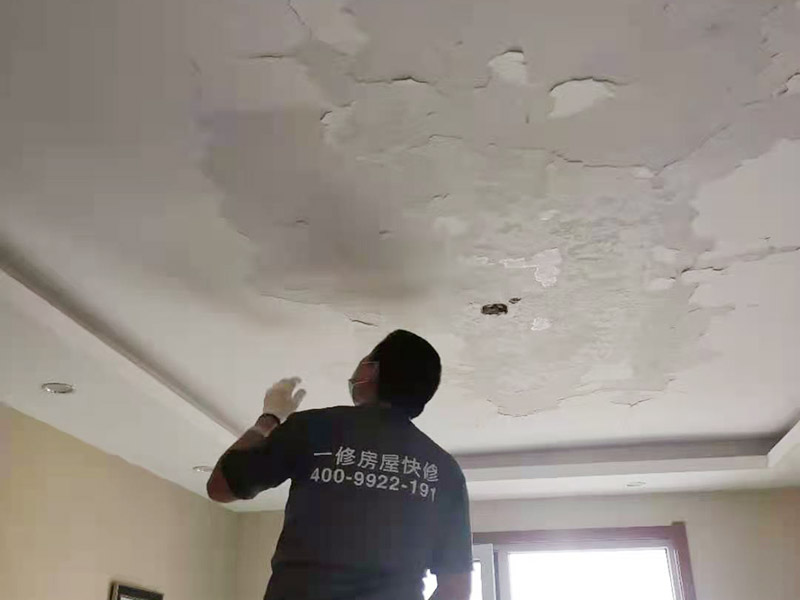 客廳天花板翻新：原有墻頂面有開(kāi)發(fā)商粗略批蕩，局部肉眼就能看出凹凸不平的差距，有的施工隊(duì)為了趕工，施工方在做墻面找平時(shí)直接用膩?zhàn)佣鴽](méi)用石膏粉，省了一道程序，結(jié)果造成膩?zhàn)訉犹?而膩?zhàn)又荒芷鸬阶屍矫孀兊闷秸饣淖饔?，而不能用?lái)找誤差較大墻面的平整，所以膩?zhàn)诱移奖容^厚的地方就會(huì)陸續(xù)的脫落。 乳膠漆施工溫度低，未能形成連續(xù)的涂膜而龜裂，遇水即會(huì)脫落;基層疏松，有油污等污物，涂膜與基層粘附不好，造成剝落;基層批刮膩?zhàn)訌?qiáng)度低，膩?zhàn)訉游锤赏讣赐克⑷槟z漆;基層過(guò)于平滑，以造成涂膜附著力不好。剝落：防范：施工前先觀察一
