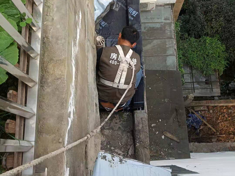 外墻露臺防水案例：陽臺做防水處理時，以免漏水造成下層住戶生活的不便，施工時要注意防水層厚度至少為5毫米，一般粉刷防水涂料2至3次即可。而在陽臺的地面與墻面的接縫處以及向上30厘米的這些地方，也需要粉刷防水涂料。另外需要注意的是，家庭陽臺裝修布置中不僅要做好防水材料涂刷工作，還要記得做出防水坡度，方便水流向排水口。