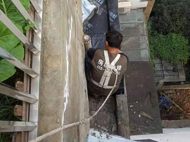 外墻露臺防水案例：陽臺做防水處理時，以免漏水造成下層住戶生活的不便，施工時要注意防水層厚度至少為5毫米，一般粉刷防水涂料2至3次即可。而在陽臺的地面與墻面的接縫處以及向上30厘米的這些地方，也需要粉刷防水涂料。另外需要注意的是，家庭陽臺裝修布置中不僅要做好防水材料涂刷工作，還要記得做出防水坡度，方便水流向排水口。