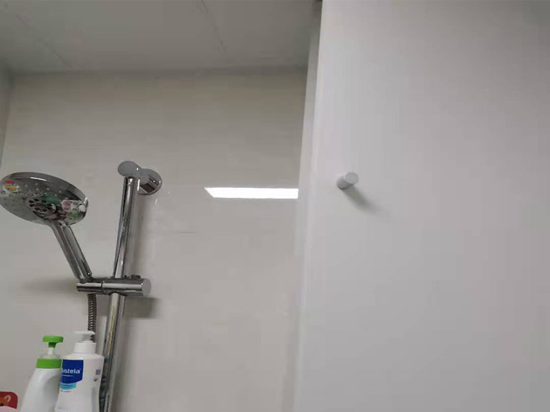 浴室柜打孔安裝：掛墻式浴室柜主柜安裝方法，但是按柜子掛鐵片的孔位、孔距，量出孔在墻面上的位置。用沖擊鉆在墻面上打孔，再用已有的爆炸螺絲把柜子安裝在墻上。還有用水平尺測量柜子是否安裝水平，再把臺面盆放在柜子上面。浴室柜一般距離地面的高度是80cm-85cm，根據(jù)使用人的身高和習(xí)慣可以略做調(diào)節(jié)。 落地式浴室柜安裝方法，還有把金屬腳裝在柜體上，然后把柜子放在預(yù)設(shè)位置，調(diào)整金屬腳使柜子平穩(wěn)，再把臺面盆放上柜子上面。 浴室鏡安裝方法，但是按鏡子后面的掛鏡片的孔位、孔距，量出孔在墻面上的位置。用沖擊鉆在墻面上打孔