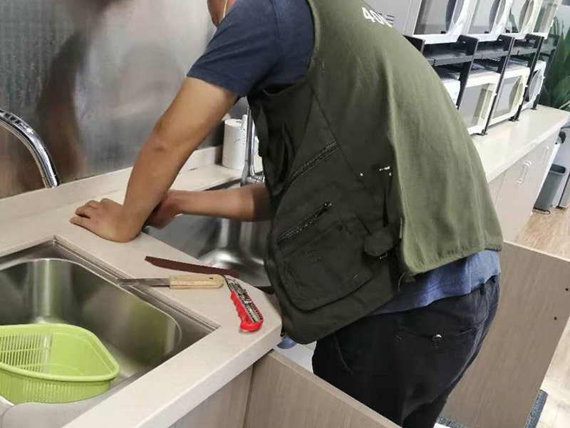 水槽安裝維修施工：第一步是安裝水龍頭。水龍頭有冷、熱之分，切勿搞錯位置。注意兩根進水管的位置，安裝方法及方式都大同小異，提前做好準備，才不會出錯。為了避免空隙而設置的配件。用配置好的掛片，利用螺絲夾緊調平，利用硅膠封住水槽周邊和臺面。一端接入水槽的排水口，另一端接到地下的排水口，就可以了。注意兩者之間的銜接，是否牢固，是否密封等等。進排水是否通暢、密封是否得當，是否滲水等等。如有滲水，立即返工。