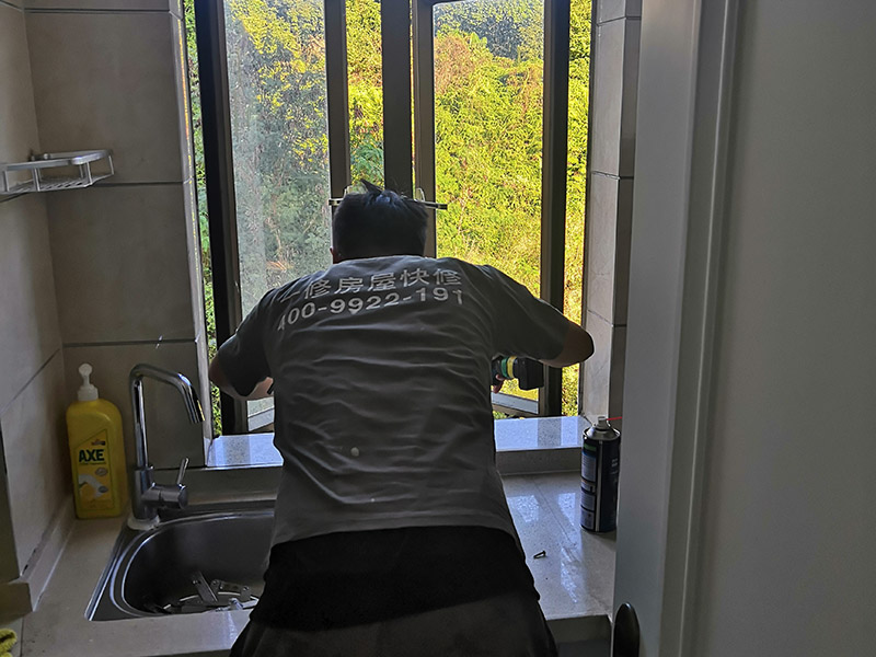 水槽安裝維修施工：第一步是安裝水龍頭。水龍頭有冷、熱之分，切勿搞錯位置。注意兩根進水管的位置，安裝方法及方式都大同小異，提前做好準備，才不會出錯。為了避免空隙而設置的配件。用配置好的掛片，利用螺絲夾緊調平，利用硅膠封住水槽周邊和臺面。一端接入水槽的排水口，另一端接到地下的排水口，就可以了。注意兩者之間的銜接，是否牢固，是否密封等等。進排水是否通暢、密封是否得當，是否滲水等等。如有滲水，立即返工。