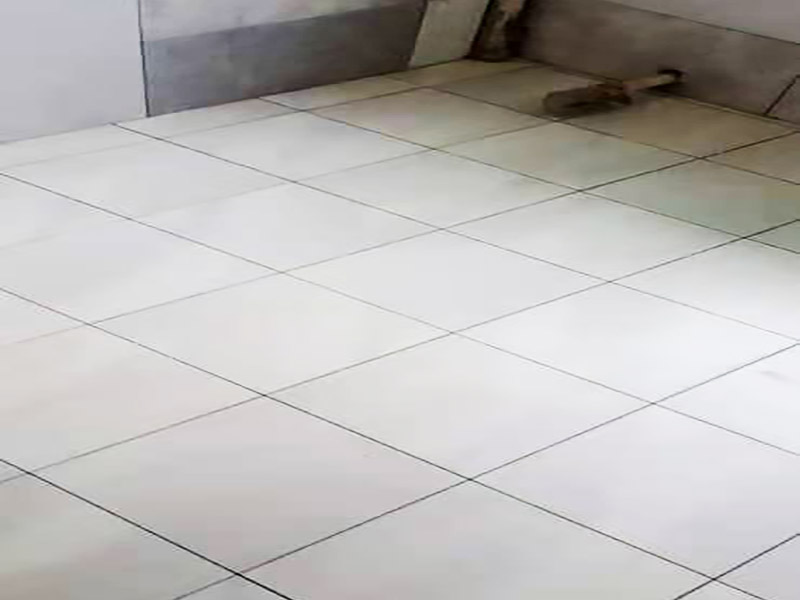 廚房衛生間貼磚：開始貼磚前需對現有墻面的抹灰強度及空鼓進行排查，避免因抹灰強度及基層空鼓，造成瓷磚大面積空鼓出現。如果是釉面磚需要提前進行泡水，將瓷磚泡透至少30min以上。玻化磚吸水率小于0.5%，無需浸泡，但須做背膠涂刷，增加粘接強度，避免脫落。注意貼磚時采用專用粘接劑，抹灰要飽滿、均勻，尤其要注意四個角的抹灰要到位，避免后期空鼓。墻磚施工完成后做好噴水養護2天，待墻面干透后進行瓷磚勾縫或美縫處理即可。