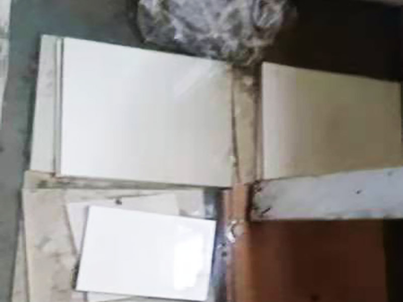 廚房衛生間貼磚：開始貼磚前需對現有墻面的抹灰強度及空鼓進行排查，避免因抹灰強度及基層空鼓，造成瓷磚大面積空鼓出現。如果是釉面磚需要提前進行泡水，將瓷磚泡透至少30min以上。玻化磚吸水率小于0.5%，無需浸泡，但須做背膠涂刷，增加粘接強度，避免脫落。注意貼磚時采用專用粘接劑，抹灰要飽滿、均勻，尤其要注意四個角的抹灰要到位，避免后期空鼓。墻磚施工完成后做好噴水養護2天，待墻面干透后進行瓷磚勾縫或美縫處理即可。