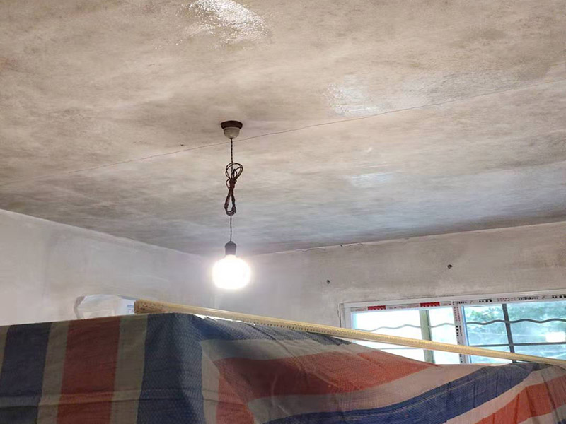 墻面翻新基層處理：墻體空鼓將嚴重影響涂層的附著力，通常采用目測、敲打、硬器劃刻、手抹等方法檢查。發現有空鼓現象，必須徹底鏟除，應用配套膩子修補平整或用與墻體砂漿比例一致的水泥砂漿按墻體同樣施工方法進行修補填平，確保涂層吸收一致，無接痕。墻體裂縫嚴重影響涂層的裝飾美觀性能。發現裂縫應用專用填補膩子填補修復，較大空心裂縫可先用砂漿修補后抹平。 涂裝施工前用鏟刀或刮刀鏟去一遍或用鋼絲刷處理清除，也可用硬毛竹掃把清除浮砂。墻體砂眼，凹坑如腳手架洞、空調洞、窗套、管道設施鋪設遺漏留缺陷，需用與墻體基面同類材質和施工方法進行處理。這一點往往在施工中不被注意。但硅藻泥上墻后易發現發花不協調，嚴重影響裝飾效果。