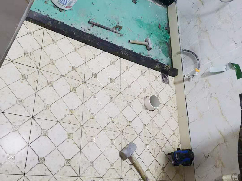 衛生間地面防水裝修:首先要將墻面地面都要清潔干凈，這點非常重要，不能有散沙、土、石塊等干擾基層。如果基層開發商做的很不好的話，表面還要刷一層界面劑以防止墻面表面起沙。用噴壺將陰角部分和管根部分噴水，噴水的主要目的就是防止墻面吸收了堵漏寶太多的水分，造成堵漏寶沒有和墻面凝結在一起。那么噴多少水呢，建議以表面沒有明顯積水為宜。刷完以后，由于速凝型的堵漏寶干燥較快，所以基本不用等待，干的非常快。然后將第一遍堵漏寶上鋪好網格布，主要是防止堵漏寶初凝以后裂開。然后進行第二遍涂刷堵漏寶，刷完咱們就要進行下面柔韌性防水涂刷的步驟了。