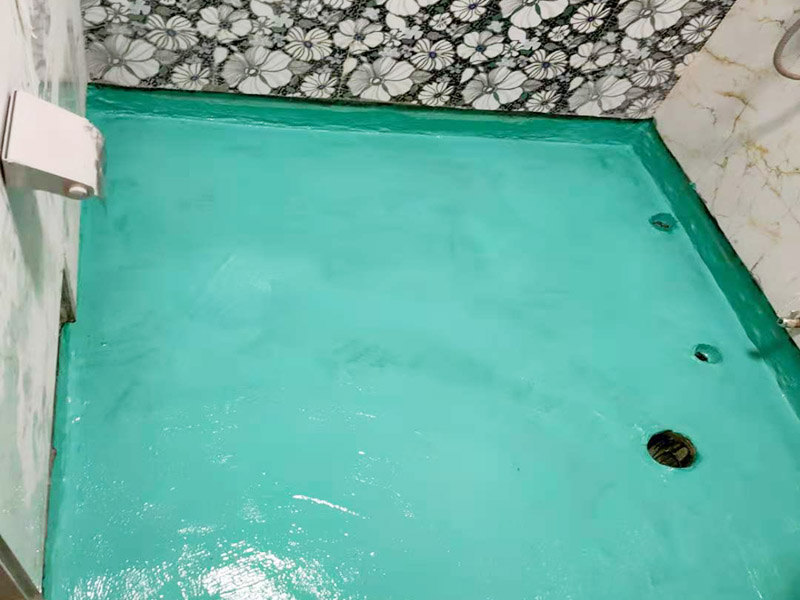 衛生間地面防水裝修:首先要將墻面地面都要清潔干凈，這點非常重要，不能有散沙、土、石塊等干擾基層。如果基層開發商做的很不好的話，表面還要刷一層界面劑以防止墻面表面起沙。用噴壺將陰角部分和管根部分噴水，噴水的主要目的就是防止墻面吸收了堵漏寶太多的水分，造成堵漏寶沒有和墻面凝結在一起。那么噴多少水呢，建議以表面沒有明顯積水為宜。刷完以后，由于速凝型的堵漏寶干燥較快，所以基本不用等待，干的非常快。然后將第一遍堵漏寶上鋪好網格布，主要是防止堵漏寶初凝以后裂開。然后進行第二遍涂刷堵漏寶，刷完咱們就要進行下面柔韌性防水涂刷的步驟了。