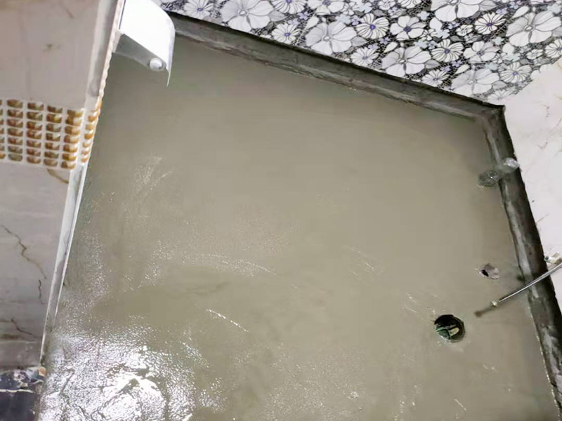 衛生間地面防水裝修:首先要將墻面地面都要清潔干凈，這點非常重要，不能有散沙、土、石塊等干擾基層。如果基層開發商做的很不好的話，表面還要刷一層界面劑以防止墻面表面起沙。用噴壺將陰角部分和管根部分噴水，噴水的主要目的就是防止墻面吸收了堵漏寶太多的水分，造成堵漏寶沒有和墻面凝結在一起。那么噴多少水呢，建議以表面沒有明顯積水為宜。刷完以后，由于速凝型的堵漏寶干燥較快，所以基本不用等待，干的非常快。然后將第一遍堵漏寶上鋪好網格布，主要是防止堵漏寶初凝以后裂開。然后進行第二遍涂刷堵漏寶，刷完咱們就要進行下面柔韌性防水涂刷的步驟了。