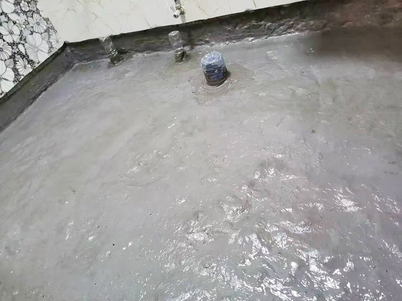 衛生間地面防水裝修:首先要將墻面地面都要清潔干凈，這點非常重要，不能有散沙、土、石塊等干擾基層。如果基層開發商做的很不好的話，表面還要刷一層界面劑以防止墻面表面起沙。用噴壺將陰角部分和管根部分噴水，噴水的主要目的就是防止墻面吸收了堵漏寶太多的水分，造成堵漏寶沒有和墻面凝結在一起。那么噴多少水呢，建議以表面沒有明顯積水為宜。刷完以后，由于速凝型的堵漏寶干燥較快，所以基本不用等待，干的非常快。然后將第一遍堵漏寶上鋪好網格布，主要是防止堵漏寶初凝以后裂開。然后進行第二遍涂刷堵漏寶，刷完咱們就要進行下面柔韌性防水涂刷的步驟了。