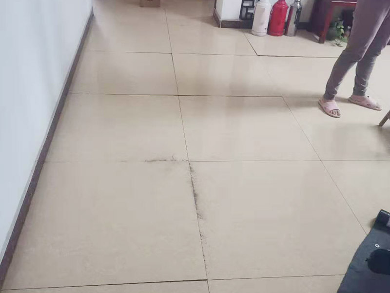 客廳瓷磚起翹維修：1.把翹起的磚全部拆下，然后,把磚底下清理干凈，再用水泥弄平整,之后,把磚放上去即可。 2.找個切割機,把翹起的地板割條縫,注意要割剛剛翹起的,不然沒發割,把翹起的地板都掀起，下面掃干凈,每塊地板都抹上地板膠再粘上就可以了。
