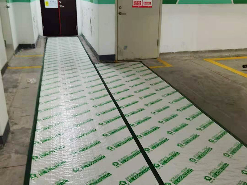 吊柜安裝維修：廚柜和地柜高度確定后，在吊柜裝修過程中，柜體的深度也很重要，因?yàn)楣耋w與地柜的深度會(huì)有一定的差距，這些差距也是都和家庭人員的身高、地柜的深度等因素來決定的，一般吊柜的深度最合適的是在30到45厘米之間。在吊柜劃好線后，可以在固定位置和固定位置鉆孔。 安裝前應(yīng)先調(diào)整柜體， 然后通過調(diào)節(jié)合頁(yè)，保證吊柜門扇的水平和垂直。最好用兩個(gè)或四個(gè)膨脹螺絲固定墻壁的吊頂框架。 安裝吊柜時(shí)，一定要注意一件事，就是吊柜不應(yīng)安裝在輕質(zhì)墻體上，因?yàn)榈豕癖旧淼闹亓亢痛娣诺碾s物的重量會(huì)使輕質(zhì)墻體難以撐住，所以最好將吊柜安裝在堅(jiān)固的墻上。如果它非要安裝在廚房隔斷墻上，則在進(jìn)行隔斷時(shí)必須使用兩層細(xì)木工板和石膏板用于增強(qiáng)墻壁的剛性，否則吊柜很容易脫落。