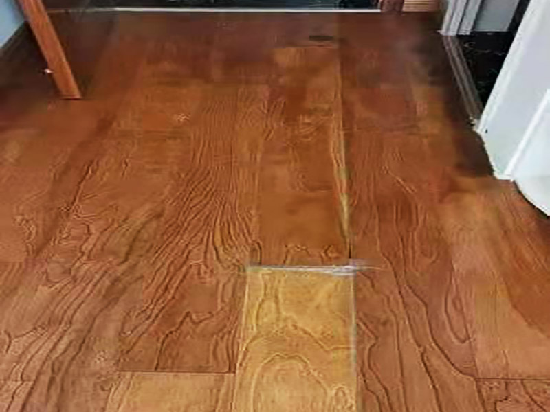 木地板維修翻新：把地板裂縫中的灰塵清理干凈，裂縫周邊貼上美紋紙。用注射器把安環密封膠填滿裂縫，用刮板刮平，美紋紙揭掉。修補材料固化后，一定要有彈性，室內溫度變化裂縫大小會變化；固化后會因裂縫漲縮產生脫落或開裂不能防塵。