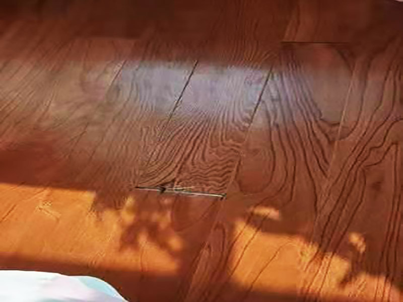 木地板維修翻新：把地板裂縫中的灰塵清理干凈，裂縫周邊貼上美紋紙。用注射器把安環密封膠填滿裂縫，用刮板刮平，美紋紙揭掉。修補材料固化后，一定要有彈性，室內溫度變化裂縫大小會變化；固化后會因裂縫漲縮產生脫落或開裂不能防塵。