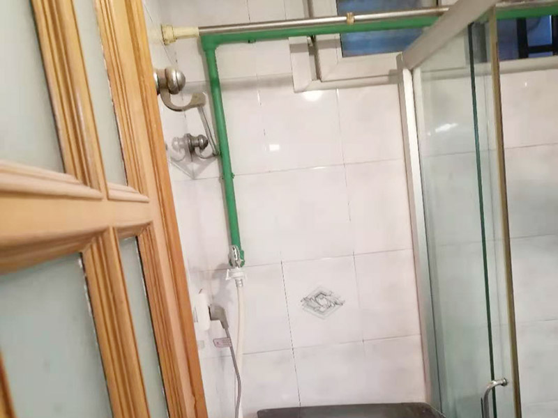 廁所暗管改明管：漏水的地方不一定先流出水，只有當水漏到樓下或水漫金山，才會發現漏水，但由于是暗管，也無法立刻找到漏水的地方，所以損失會相當大；走頂的話，廚房衛生間可以用鋁扣板吊頂遮住，在穿墻過玄關部分我們是沿著邊角走，可以用石膏線包上，不影響美觀。 1．北方四季溫差明顯，尤其是冬天過于寒冷，建議走暗管比較好。 2．南方地區由于氣候潮濕，暗管反而容易潮濕復式，可以考慮做明管，但做明管時一定要把暗管全部放棄不用。 3．做明管要用固定卡座來固定管道，用脹塞式膨脹栓固定卡座。