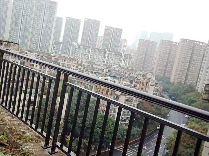 屋頂露臺更換翻新：出灰餅前對陽臺欄板、梁、線條進行認真檢查，對基層破損進行認真修補，將板面基層上的鉛絲，灰塵、污垢等清理干凈及除銹防銹處理。 　　陽臺欄板凸出的部分需用花蘭螺絲掛直，在水平方向上保證同一樓層同一水平線的陽臺欄板、梁、線條的厚度、進出一致;豎直方向上保證不同樓層同一陽臺欄板、梁、線條的厚度、進出一致。    欄桿兩側為欄板時，確定陽臺欄桿寬度后，在外墻裝飾施工前制作兇角，并上下掛直。    陽臺欄板一側為外墻時，在外墻混凝土基層上預留欄桿安裝孔洞，在陽臺欄桿安裝完成后將外保溫維修