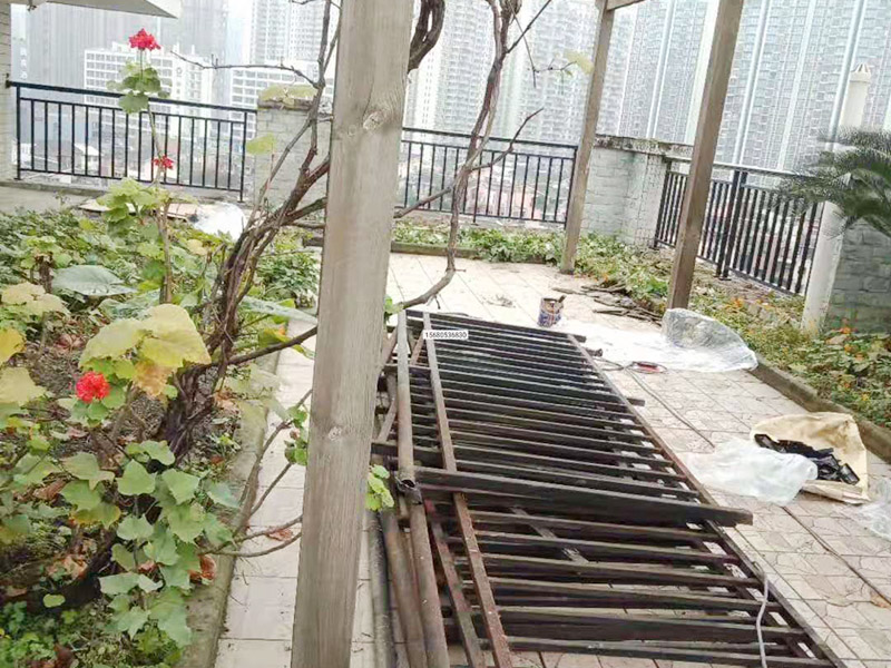 屋頂露臺更換翻新：出灰餅前對陽臺欄板、梁、線條進行認真檢查，對基層破損進行認真修補，將板面基層上的鉛絲，灰塵、污垢等清理干凈及除銹防銹處理。 　　陽臺欄板凸出的部分需用花蘭螺絲掛直，在水平方向上保證同一樓層同一水平線的陽臺欄板、梁、線條的厚度、進出一致;豎直方向上保證不同樓層同一陽臺欄板、梁、線條的厚度、進出一致。    欄桿兩側為欄板時，確定陽臺欄桿寬度后，在外墻裝飾施工前制作兇角，并上下掛直。    陽臺欄板一側為外墻時，在外墻混凝土基層上預留欄桿安裝孔洞，在陽臺欄桿安裝完成后將外保溫維修