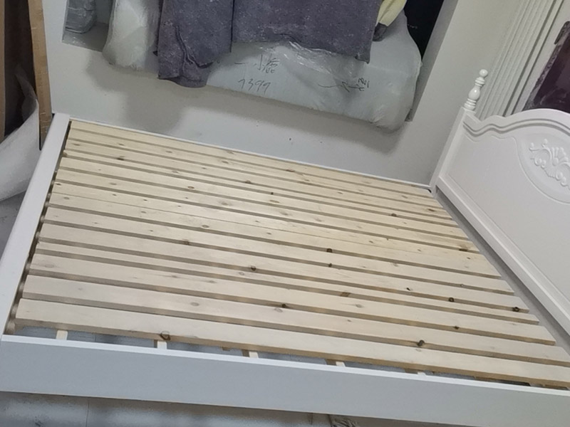 家具組裝維修：1、墻面中的裝修管線：水電改造已經(jīng)是現(xiàn)代裝修中必不可少的一項(xiàng)，所以墻面中，頂棚中，頂與墻的交接處都會有管線埋于墻內(nèi)的可能。定制家具的安裝其實(shí)與整體櫥柜非常像，也有吊柜，有時(shí)也需要用到電錘之類的重型裝備，如果事先我們都不知道那里有管，那里有線，就會有打斷線，打爆水管的可能；線比較好接起來，可是水管就很難搞了。 2、拉手、把手等五金件的安裝：這里主要是要確定安裝位置，以最合適家人的高度或者位置就可以，而不要光圖美觀好看。比如吊柜或者增高柜的把手一定要安裝在門的下面，地柜、寫字臺的小柜，一定要放在上面。 3、注意保持衛(wèi)生：如果是更換家里的舊家具，這一點(diǎn)尤為重要，因?yàn)槎ㄖ萍揖卟煌诔善芳揖撸芏鄸|西是在您的家中安裝完成的，要有一些打孔、切割等工作，所以必然會有一些鋸末和灰塵產(chǎn)生。 4、安裝時(shí)要注意家中的其它位置的保護(hù)，因?yàn)榧揖咭话阍诩已b過程中是最后進(jìn)場（不裝修的話更要保護(hù)家里的物品），家具安裝完，就要做保潔了。重點(diǎn)保護(hù)的對象是：地板（尤其是實(shí)木地板）、門套、門、樓梯、墻紙、壁燈等。