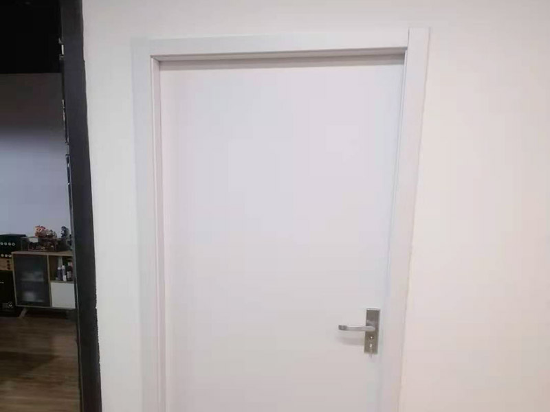 木門安裝服務(wù)：木門安裝的第一步是拼裝門套，要先將木門的門套和立板找出，依據(jù)反面編號對好接合口，其采口應(yīng)在同一平面上，然后在接口處涂上膠水。在拼裝時，不要直接把螺絲打入門套內(nèi)，應(yīng)查看采口之間的尺度是否正確，接合處是否平坦結(jié)實(shí)再進(jìn)行安裝。當(dāng)門套拼接好之后，就需要將它放在門洞內(nèi)，然后使用一些木條將它的四周進(jìn)行固定，門套的雙面應(yīng)與墻體保持在同一平面上。其次要查看門套的全體是否和地面垂直，門套的頂板和兩立板的兩個角是否直角，門套立板有無曲折。 接著需要安裝門扇，在這個步驟，需要注意的是其合頁槽與門扇兩邊的距離應(yīng)以門扇高度的1/10為宜，合頁槽的深度以合頁的單片厚度為宜。如果門的重量較重，就需要安裝3個合頁。當(dāng)合頁裝好以后，要再用螺絲將其固定。需要注意的是門套上的合頁要先只擰上一顆螺釘，然后關(guān)門查看門的左右和上面的縫隙是否相同，開啟是否靈敏，確認(rèn)無誤后，再將其它的螺釘擰緊固定。