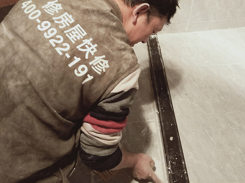 衛生間改造瓷磚勾縫：一般在瓷磚完成24小時后才能開始勾縫，填縫太早不但會令填縫劑返堿，還會影響瓷磚的粘結力。因為瓷磚鋪貼后，內部的粘結材料起碼要24小時后才能完全干固，如果太早填縫會造成瓷磚高低不平或松動脫落的現象。 裝修期間，場地比較容易臟，所以在填縫前必須先清理干凈場地，用吸塵器把縫隙中的灰塵雜物吸出來，如果地面有水分，必須清理干凈才行。