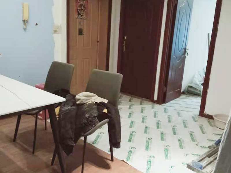 走廊成品保護措施：為加快先進技術與現(xiàn)代管理方法和手段在項目的運用，努力降低成本，提高工程質(zhì)量，確保全面實現(xiàn)對業(yè)主的承諾。施工現(xiàn)場隨著施工進行，成品保護工作顯得尤為重要，做好成品保護工作，是在施工過程中要對已完工分項進行保護，否則一旦造成損壞，將會增加修復工作，帶來工、料浪費、工期拖延及經(jīng)濟損失。因此成品保護是施工管理重要組織部分，是保證施工生產(chǎn)順利進行的主要環(huán)節(jié)。