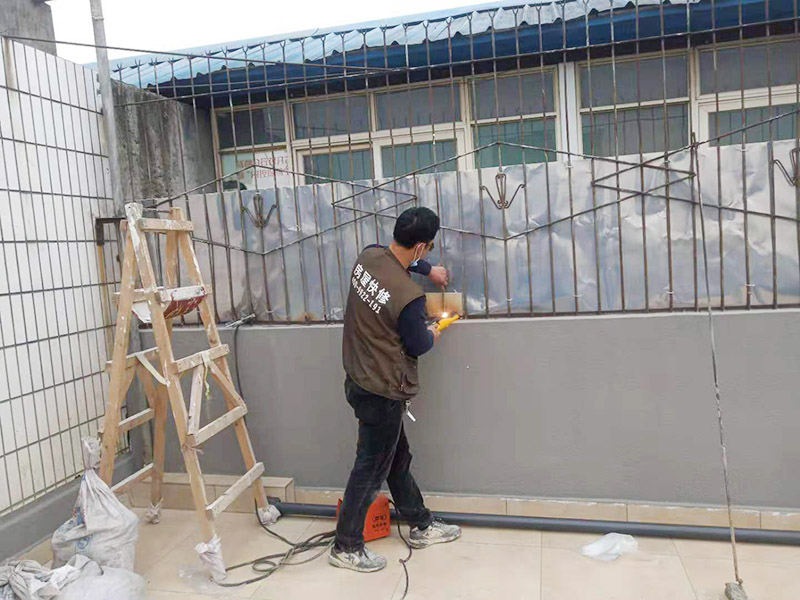 屋頂欄桿安裝：先把橫桿和豎桿分開；把防水圈放進(jìn)其中的兩根橫桿里（只需要放朝上的一個面）最上面一個橫桿是不用放的；最上面橫桿上的防水圈是先穿進(jìn)豎桿里的（注意方向不要放錯）；找出兩根帶小圓孔的豎桿把這兩根豎桿穿進(jìn)橫桿處有圓孔部位里，用螺絲固定（最下面一個橫桿的螺絲等全部組裝好以后才固定）；依次把其他豎桿也同樣穿進(jìn)橫桿里；全部豎桿穿好后把卡片豎直放進(jìn)豎桿的孔里，再轉(zhuǎn)動卡片，讓它卡進(jìn)豎桿里；把組裝好的護(hù)欄，用連接件把橫桿和立柱連接，用螺絲固定；把腳板用膨脹螺絲固定在地面上。