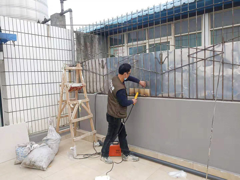 屋頂欄桿安裝：先把橫桿和豎桿分開；把防水圈放進(jìn)其中的兩根橫桿里（只需要放朝上的一個面）最上面一個橫桿是不用放的；最上面橫桿上的防水圈是先穿進(jìn)豎桿里的（注意方向不要放錯）；找出兩根帶小圓孔的豎桿把這兩根豎桿穿進(jìn)橫桿處有圓孔部位里，用螺絲固定（最下面一個橫桿的螺絲等全部組裝好以后才固定）；依次把其他豎桿也同樣穿進(jìn)橫桿里；全部豎桿穿好后把卡片豎直放進(jìn)豎桿的孔里，再轉(zhuǎn)動卡片，讓它卡進(jìn)豎桿里；把組裝好的護(hù)欄，用連接件把橫桿和立柱連接，用螺絲固定；把腳板用膨脹螺絲固定在地面上。