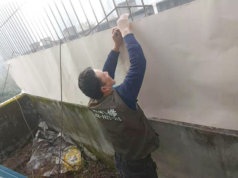 屋頂欄桿安裝：先把橫桿和豎桿分開；把防水圈放進(jìn)其中的兩根橫桿里（只需要放朝上的一個面）最上面一個橫桿是不用放的；最上面橫桿上的防水圈是先穿進(jìn)豎桿里的（注意方向不要放錯）；找出兩根帶小圓孔的豎桿把這兩根豎桿穿進(jìn)橫桿處有圓孔部位里，用螺絲固定（最下面一個橫桿的螺絲等全部組裝好以后才固定）；依次把其他豎桿也同樣穿進(jìn)橫桿里；全部豎桿穿好后把卡片豎直放進(jìn)豎桿的孔里，再轉(zhuǎn)動卡片，讓它卡進(jìn)豎桿里；把組裝好的護(hù)欄，用連接件把橫桿和立柱連接，用螺絲固定；把腳板用膨脹螺絲固定在地面上。
