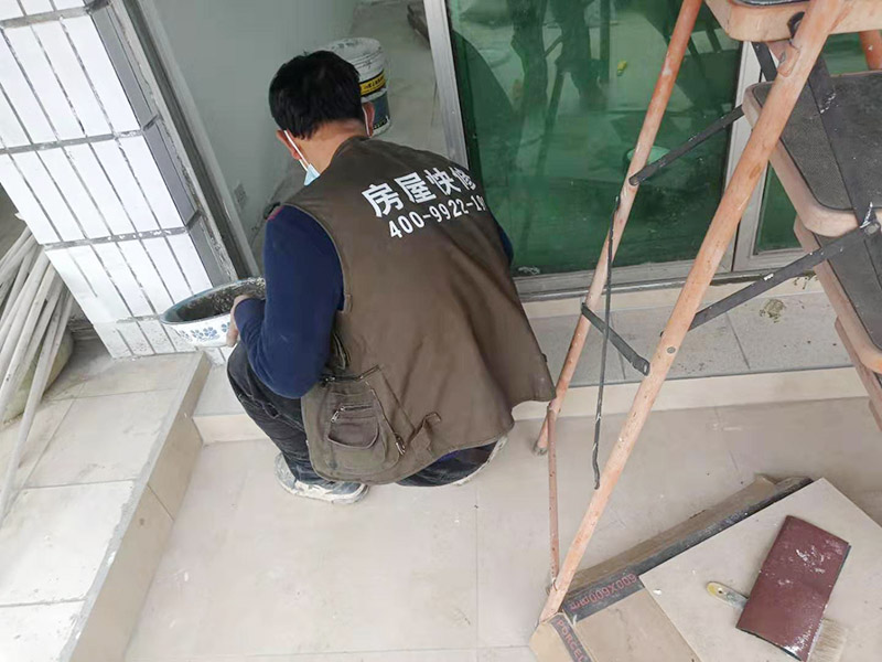 屋頂欄桿安裝：先把橫桿和豎桿分開；把防水圈放進(jìn)其中的兩根橫桿里（只需要放朝上的一個面）最上面一個橫桿是不用放的；最上面橫桿上的防水圈是先穿進(jìn)豎桿里的（注意方向不要放錯）；找出兩根帶小圓孔的豎桿把這兩根豎桿穿進(jìn)橫桿處有圓孔部位里，用螺絲固定（最下面一個橫桿的螺絲等全部組裝好以后才固定）；依次把其他豎桿也同樣穿進(jìn)橫桿里；全部豎桿穿好后把卡片豎直放進(jìn)豎桿的孔里，再轉(zhuǎn)動卡片，讓它卡進(jìn)豎桿里；把組裝好的護(hù)欄，用連接件把橫桿和立柱連接，用螺絲固定；把腳板用膨脹螺絲固定在地面上。