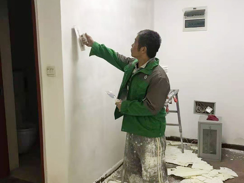 舊墻紙鏟除翻新：對于表面光潔，質(zhì)地類似于塑料的墻紙，可用手直接將其剝離。其剝離的步驟是，在墻體的頂端部分，用美工刀將墻紙的翹起，在用手捏住翹起的墻紙，將其往下慢慢的剝落。要注意的是，墻紙在從墻上剝離時，最好要從上往下剝離，這樣的才能夠更容易的將墻紙從墻上剝離下來。 對于較難拆除干凈的墻紙，可先用美工刀，將墻紙沿著水平線割開，每條割縫間的間距大約在20-25厘米間，這樣才能夠保證墻紙剝除劑或溫肥皂水能夠，完全快速的滲透到墻紙的后面，將墻紙與墻壁間的膠粘劑軟化。在膠粘劑軟化后，就可直接將墻紙從墻壁上拆下來，或用工具將墻紙從墻壁上刮除。
