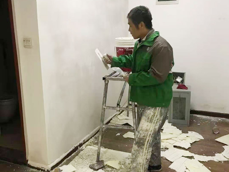 舊墻紙鏟除翻新：對于表面光潔，質(zhì)地類似于塑料的墻紙，可用手直接將其剝離。其剝離的步驟是，在墻體的頂端部分，用美工刀將墻紙的翹起，在用手捏住翹起的墻紙，將其往下慢慢的剝落。要注意的是，墻紙在從墻上剝離時，最好要從上往下剝離，這樣的才能夠更容易的將墻紙從墻上剝離下來。 對于較難拆除干凈的墻紙，可先用美工刀，將墻紙沿著水平線割開，每條割縫間的間距大約在20-25厘米間，這樣才能夠保證墻紙剝除劑或溫肥皂水能夠，完全快速的滲透到墻紙的后面，將墻紙與墻壁間的膠粘劑軟化。在膠粘劑軟化后，就可直接將墻紙從墻壁上拆下來，或用工具將墻紙從墻壁上刮除。