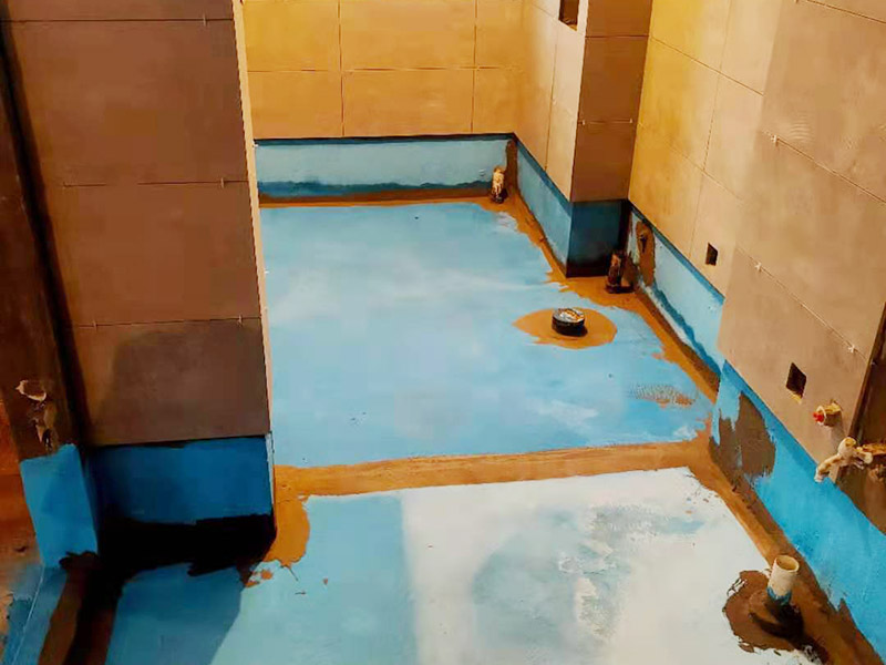 衛生間防水施工：在衛生間內刷第一遍防水涂料，涂料高度、厚度需要達標;2、第一遍涂料干透之后，刷第二遍涂料;3、第二遍防水涂料干透后，在涂層表面鋪保護層;4、閉水實驗，地面上的水線需要維持在2cm以上，并在1天后，觀察是否會滲漏。