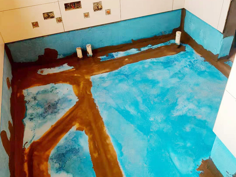 衛生間防水施工：在衛生間內刷第一遍防水涂料，涂料高度、厚度需要達標;2、第一遍涂料干透之后，刷第二遍涂料;3、第二遍防水涂料干透后，在涂層表面鋪保護層;4、閉水實驗，地面上的水線需要維持在2cm以上，并在1天后，觀察是否會滲漏。