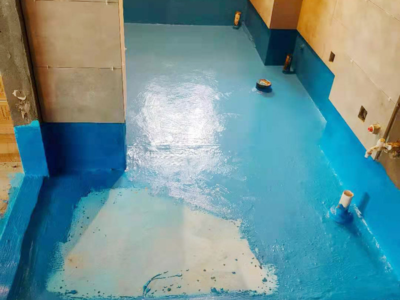 衛生間防水施工：在衛生間內刷第一遍防水涂料，涂料高度、厚度需要達標;2、第一遍涂料干透之后，刷第二遍涂料;3、第二遍防水涂料干透后，在涂層表面鋪保護層;4、閉水實驗，地面上的水線需要維持在2cm以上，并在1天后，觀察是否會滲漏。