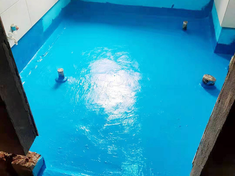 衛生間防水施工：在衛生間內刷第一遍防水涂料，涂料高度、厚度需要達標;2、第一遍涂料干透之后，刷第二遍涂料;3、第二遍防水涂料干透后，在涂層表面鋪保護層;4、閉水實驗，地面上的水線需要維持在2cm以上，并在1天后，觀察是否會滲漏。