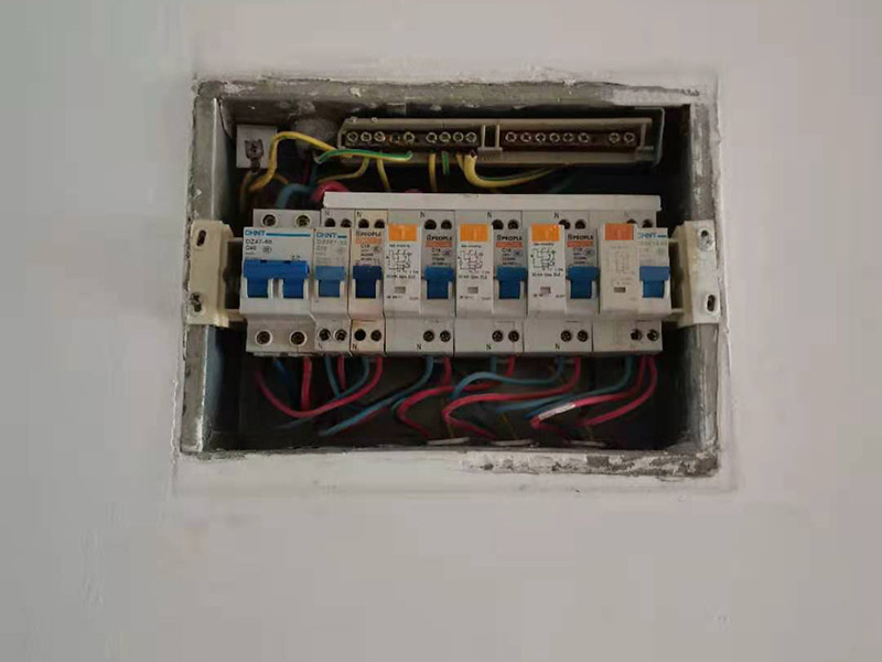 家庭空氣開關(guān)更換：可以先用電筆測試后面的火線是否有電，用電筆的探頭觸碰裸露銅絲，若果電筆發(fā)生反映就說明電路正常，是開關(guān)壞了，若果都沒反應(yīng)，可能是電路有問題，需要找專業(yè)電工進(jìn)行問題排查 更換方法很簡單，只要把固定螺絲松開用尖嘴鉗取下并裝到新的開關(guān)上即可（注意別把火線和零線裝反了，很多家庭開關(guān)往往開其狀態(tài)反而是關(guān)燈就是因?yàn)檠b反了，一般紅色標(biāo)志是火線，黑色或藍(lán)色是零線）
