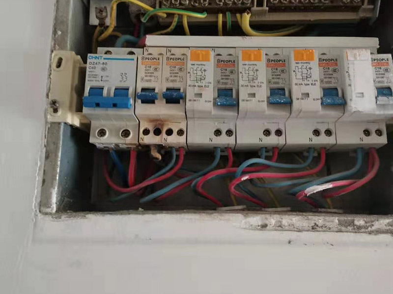 家庭空氣開關(guān)更換：可以先用電筆測試后面的火線是否有電，用電筆的探頭觸碰裸露銅絲，若果電筆發(fā)生反映就說明電路正常，是開關(guān)壞了，若果都沒反應(yīng)，可能是電路有問題，需要找專業(yè)電工進(jìn)行問題排查 更換方法很簡單，只要把固定螺絲松開用尖嘴鉗取下并裝到新的開關(guān)上即可（注意別把火線和零線裝反了，很多家庭開關(guān)往往開其狀態(tài)反而是關(guān)燈就是因?yàn)檠b反了，一般紅色標(biāo)志是火線，黑色或藍(lán)色是零線）