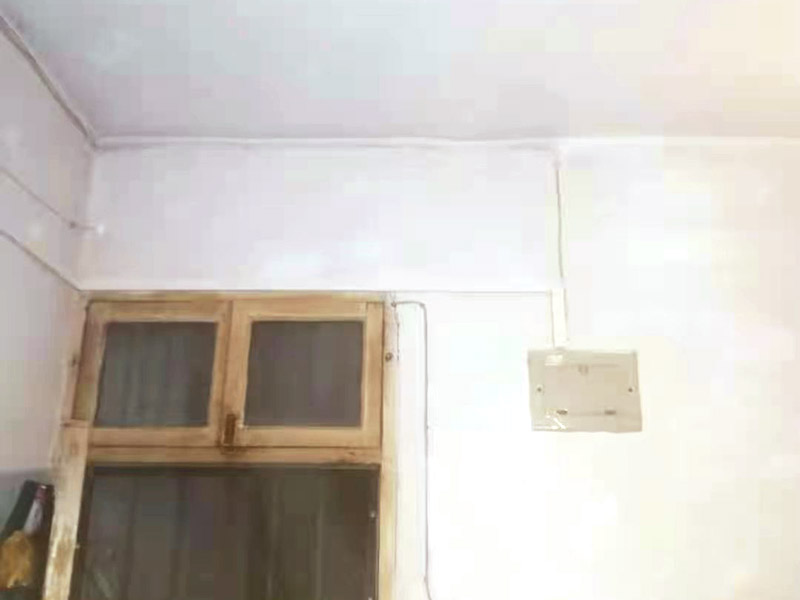 全屋明裝線路：畫框線：根據需要，在墻面的合適處畫出埋穴位置，并比照接線盒大?。ㄋ闹躡ai放大2—3毫米），畫出開鑿范圍框線（兩個裝蓋孔應保持水平）。 鑿框線：以平口鑿沿柜線垂直鑿出深溝，然后從框內向框外斜鑿去磚角，反復進行，并注意不得崩裂框線。 鑿穴孔：將框內多余磚角鑿去，直至深度略大于接線盒高度，不得過淺或過深。 修乎穴孔：鑿平埋穴四周與穴底，以放人接線盒端正、服帖為宜。 現埋接線盒：裝正接線盒，敲去安裝孔蓋，對準線槽，并使裝蓋面稍稍伸出磚砌面，且低于粉刷面3—5毫米，再用調成膏狀的水泥粘牢 穿線引入：利用線管內事先穿入的引線，將待裝電線引入線管之中。