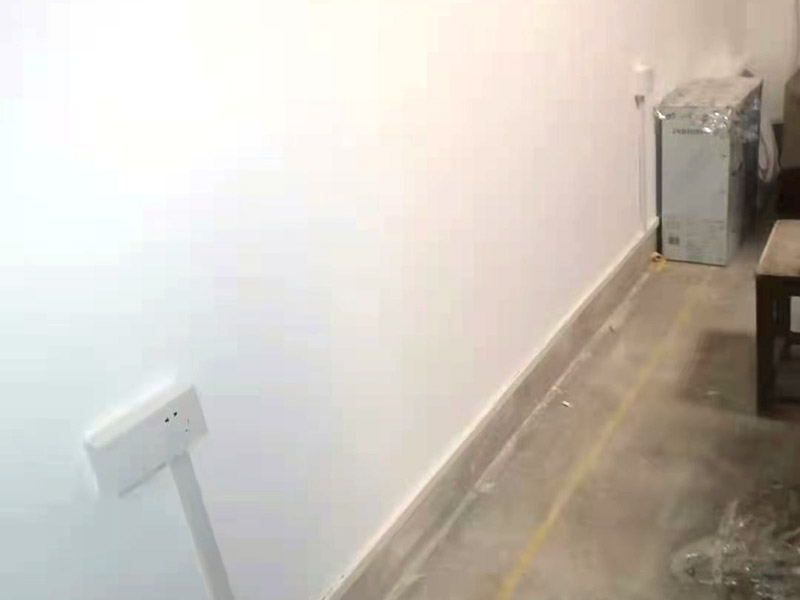 全屋明裝線路：畫框線：根據需要，在墻面的合適處畫出埋穴位置，并比照接線盒大?。ㄋ闹躡ai放大2—3毫米），畫出開鑿范圍框線（兩個裝蓋孔應保持水平）。 鑿框線：以平口鑿沿柜線垂直鑿出深溝，然后從框內向框外斜鑿去磚角，反復進行，并注意不得崩裂框線。 鑿穴孔：將框內多余磚角鑿去，直至深度略大于接線盒高度，不得過淺或過深。 修乎穴孔：鑿平埋穴四周與穴底，以放人接線盒端正、服帖為宜。 現埋接線盒：裝正接線盒，敲去安裝孔蓋，對準線槽，并使裝蓋面稍稍伸出磚砌面，且低于粉刷面3—5毫米，再用調成膏狀的水泥粘牢 穿線引入：利用線管內事先穿入的引線，將待裝電線引入線管之中。
