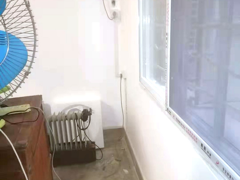 全屋明裝線路：畫框線：根據需要，在墻面的合適處畫出埋穴位置，并比照接線盒大?。ㄋ闹躡ai放大2—3毫米），畫出開鑿范圍框線（兩個裝蓋孔應保持水平）。 鑿框線：以平口鑿沿柜線垂直鑿出深溝，然后從框內向框外斜鑿去磚角，反復進行，并注意不得崩裂框線。 鑿穴孔：將框內多余磚角鑿去，直至深度略大于接線盒高度，不得過淺或過深。 修乎穴孔：鑿平埋穴四周與穴底，以放人接線盒端正、服帖為宜。 現埋接線盒：裝正接線盒，敲去安裝孔蓋，對準線槽，并使裝蓋面稍稍伸出磚砌面，且低于粉刷面3—5毫米，再用調成膏狀的水泥粘牢 穿線引入：利用線管內事先穿入的引線，將待裝電線引入線管之中。