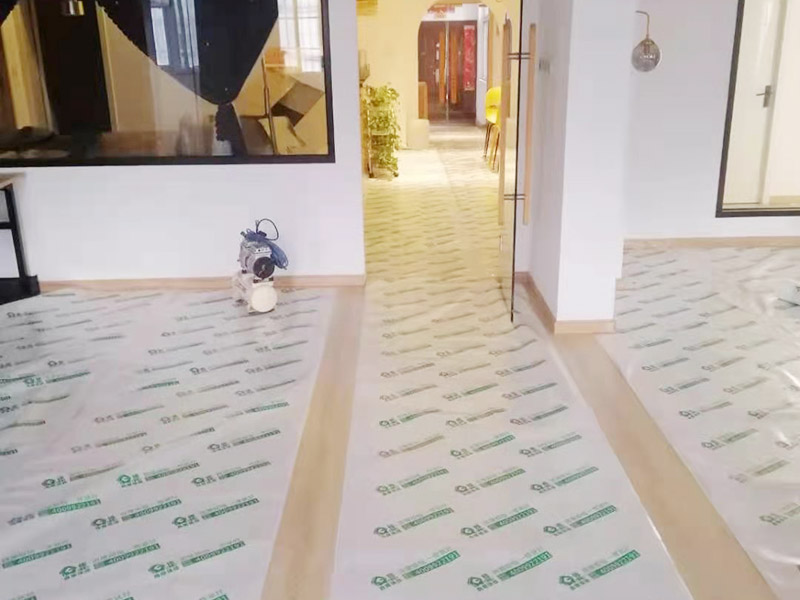 地板成品保護維修：防止磕碰：可以鋪一些柔軟耐沖擊的材料，加以防護。 防污染：后期的墻漆、膠水、有機溶劑有可能在施工中不慎滴落，污染木質裝飾表面，可以鋪些隔離物加以防護。安裝過程中，應注意輕拿輕放，不能碰傷、劃傷，好的鋁材應貼好保護膜和標簽。