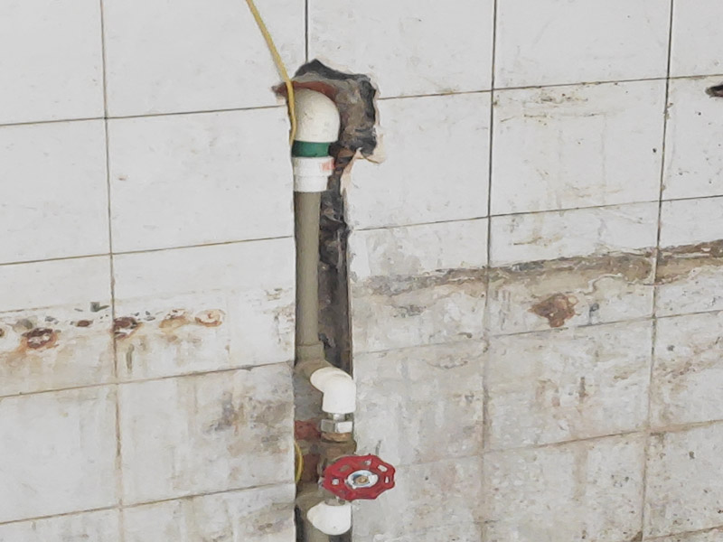 水電改造維修：水電改造，一定要注意查看原本的線路，比如電氣的原本線路設計情況、以及相關的照明，插座等是否采用分路控制的方式，這樣才能避免因對原本線路的設計不了解而隨意檢查，造成不必要的麻煩。 水電維修改造，要檢查排水設施，通常情況下，在家裝中對于水電的改造是比較常見的，而這樣的情況下需要注意檢查排水系統(tǒng)，避免因改造中出現(xiàn)的一些疏忽，直接導致排水出現(xiàn)不暢通、或者是堵塞現(xiàn)象。