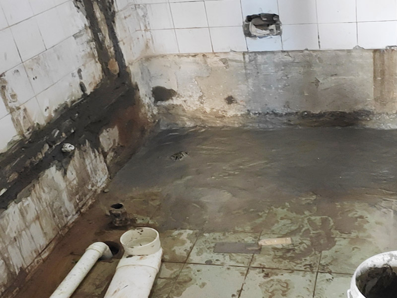 水電改造維修：水電改造，一定要注意查看原本的線路，比如電氣的原本線路設計情況、以及相關的照明，插座等是否采用分路控制的方式，這樣才能避免因對原本線路的設計不了解而隨意檢查，造成不必要的麻煩。 水電維修改造，要檢查排水設施，通常情況下，在家裝中對于水電的改造是比較常見的，而這樣的情況下需要注意檢查排水系統(tǒng)，避免因改造中出現(xiàn)的一些疏忽，直接導致排水出現(xiàn)不暢通、或者是堵塞現(xiàn)象。